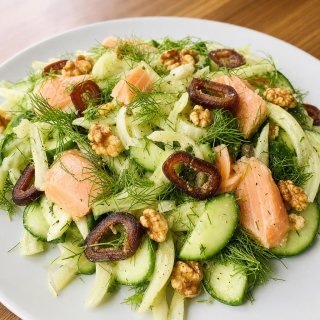 Fenchel-Gurken-Salat mit Lachs und Datteln