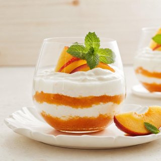 Griechischer Joghurt mit Pfirsich im Glas