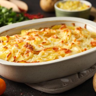 Geschichteter Kartoffel-Kürbis-Gratin mit Thymian