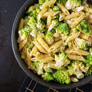 Tagliatelle mit Romanesco in Erdnuss-Sauce