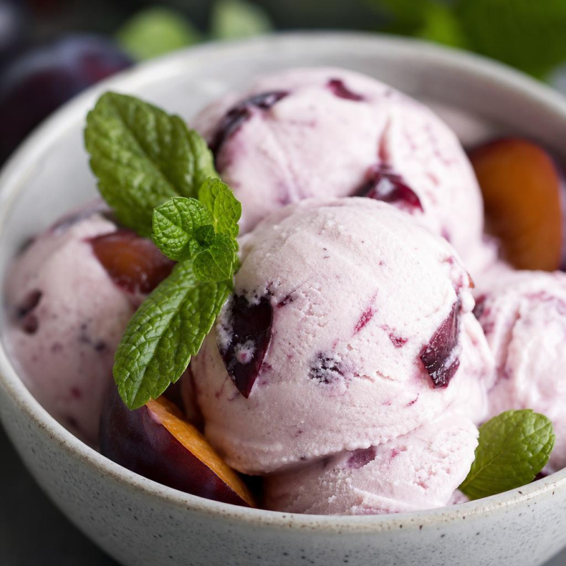 Pflaumeneis mit Naturjoghurt und Minze