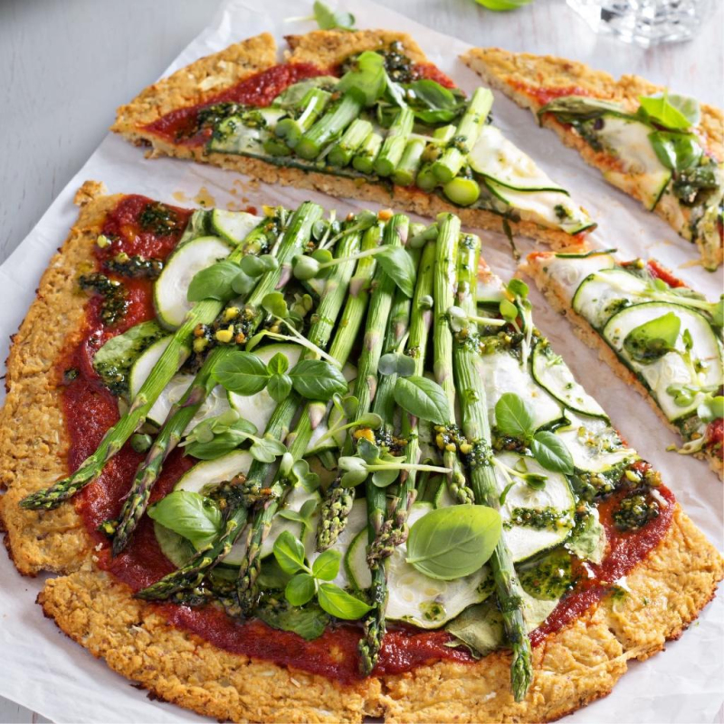 Blumenkohlpizza mit grünem Spargel