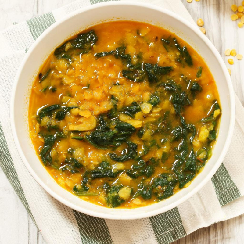 Grünkohlsuppe mit Kokos und roten Linsen