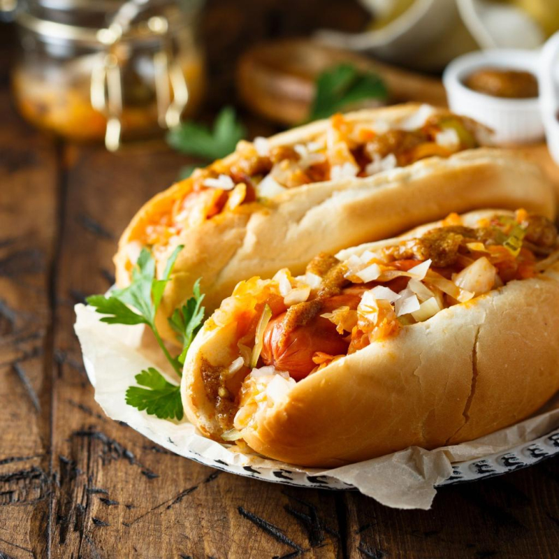 Hotdog mit karamelisiertem Sauerkraut